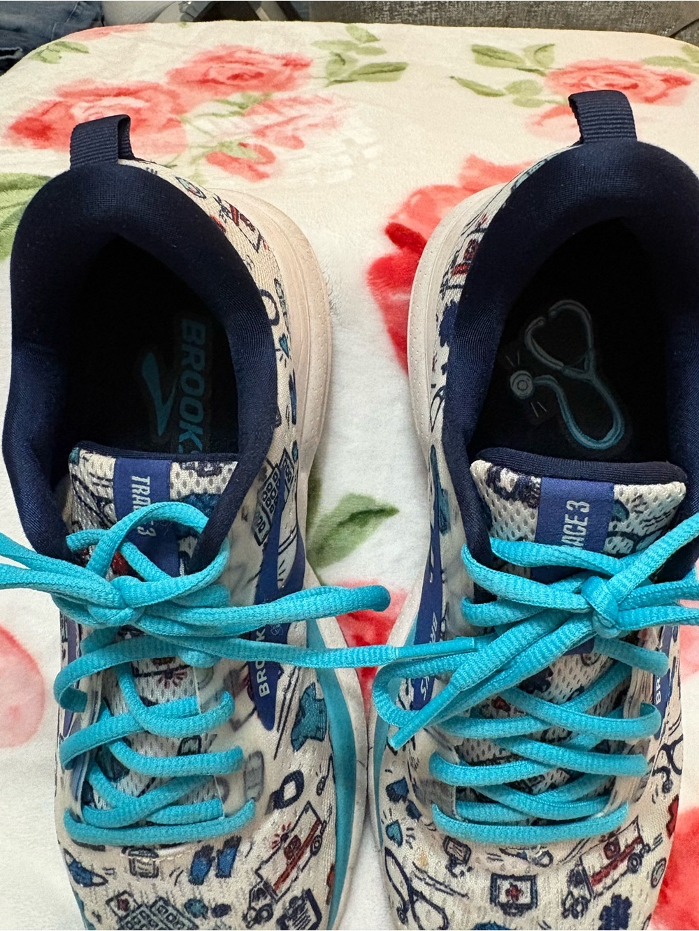 Brooks Hero Nurse Print Sneakers Size 9 + Matching Bag 💙 Medical Edition - Picture 3 of 9